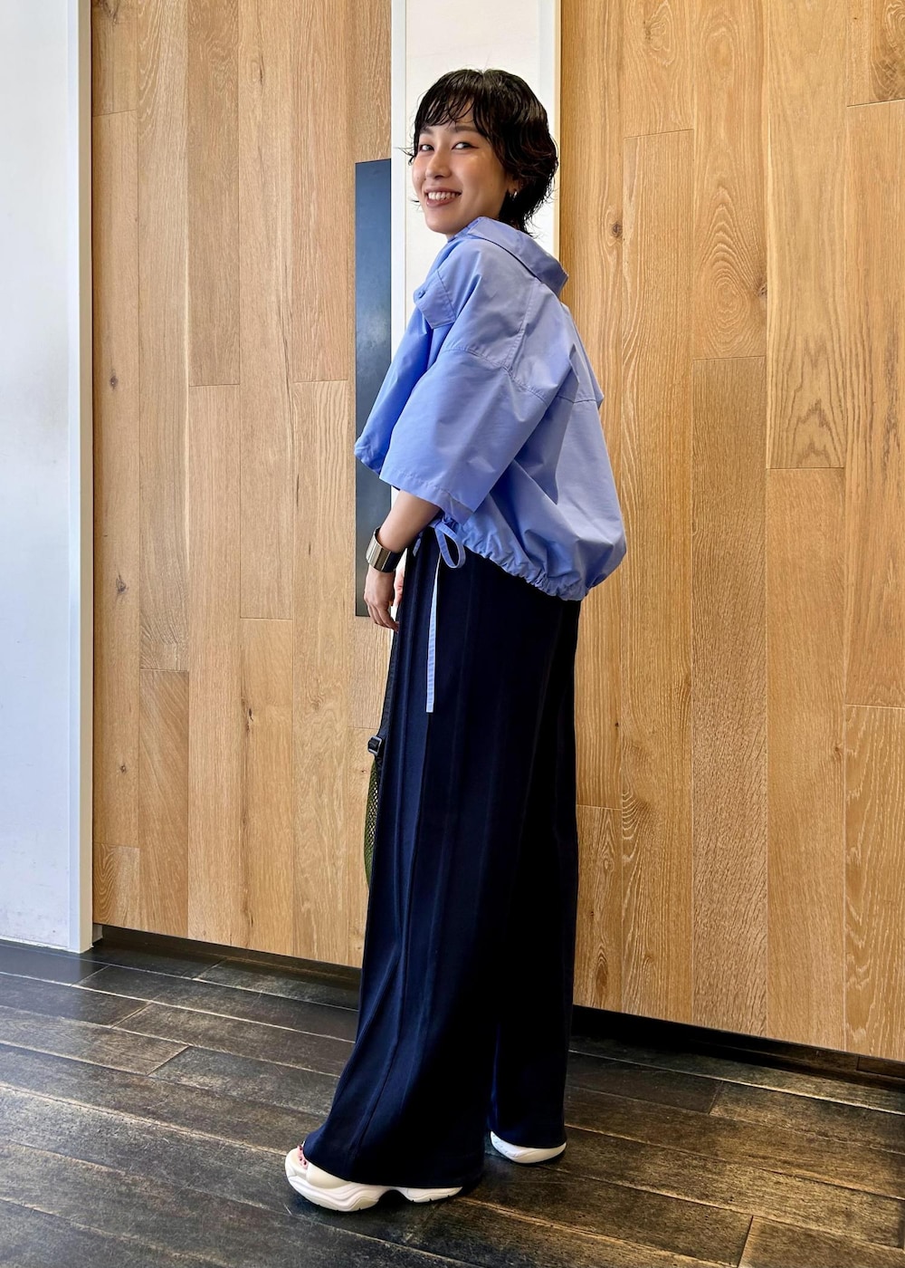 ホワイト系のサンダル、ブルー系のその他パンツ、ブルー系のタンクトップを着用したレディースの夏コーディネートの3枚目の写真