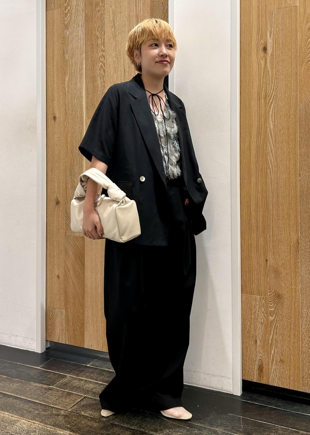 ホワイト系のパンプス、ブラック系のTシャツ/カットソー、ブラック系のその他パンツを着用したレディースの夏コーディネートの2枚目の写真