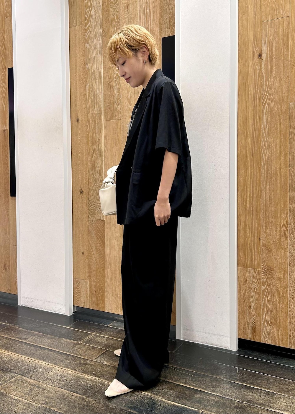 ホワイト系のパンプス、ブラック系のTシャツ/カットソー、ブラック系のその他パンツを着用したレディースの夏コーディネートの4枚目の写真