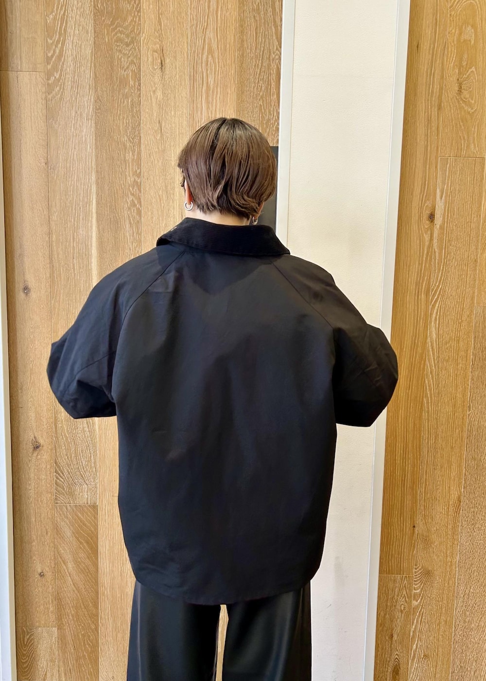 グリーン系のショルダーバッグ、ブラック系のブルゾン、ブラウン系のニット/セーターを着用したレディースの秋コーディネートの8枚目の写真