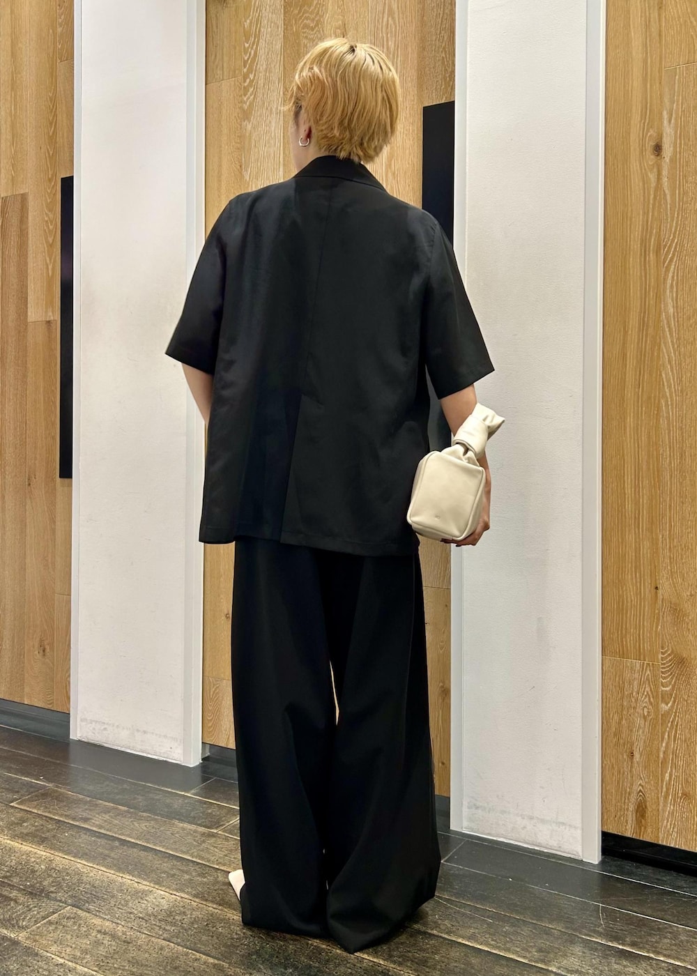 ホワイト系のパンプス、ブラック系のTシャツ/カットソー、ブラック系のその他パンツを着用したレディースの夏コーディネートの5枚目の写真