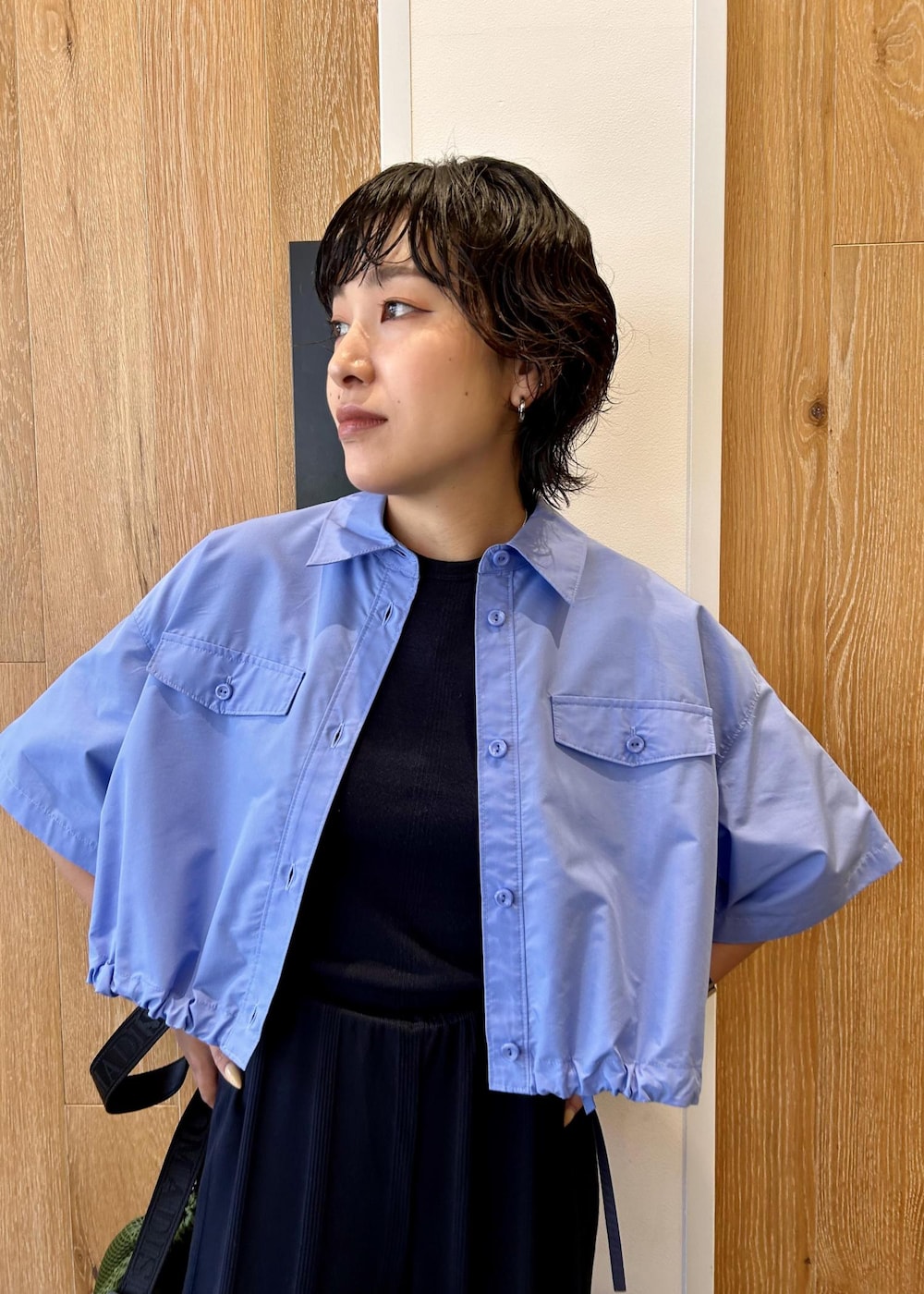 ホワイト系のサンダル、ブルー系のその他パンツ、ブルー系のタンクトップを着用したレディースの夏コーディネートの5枚目の写真