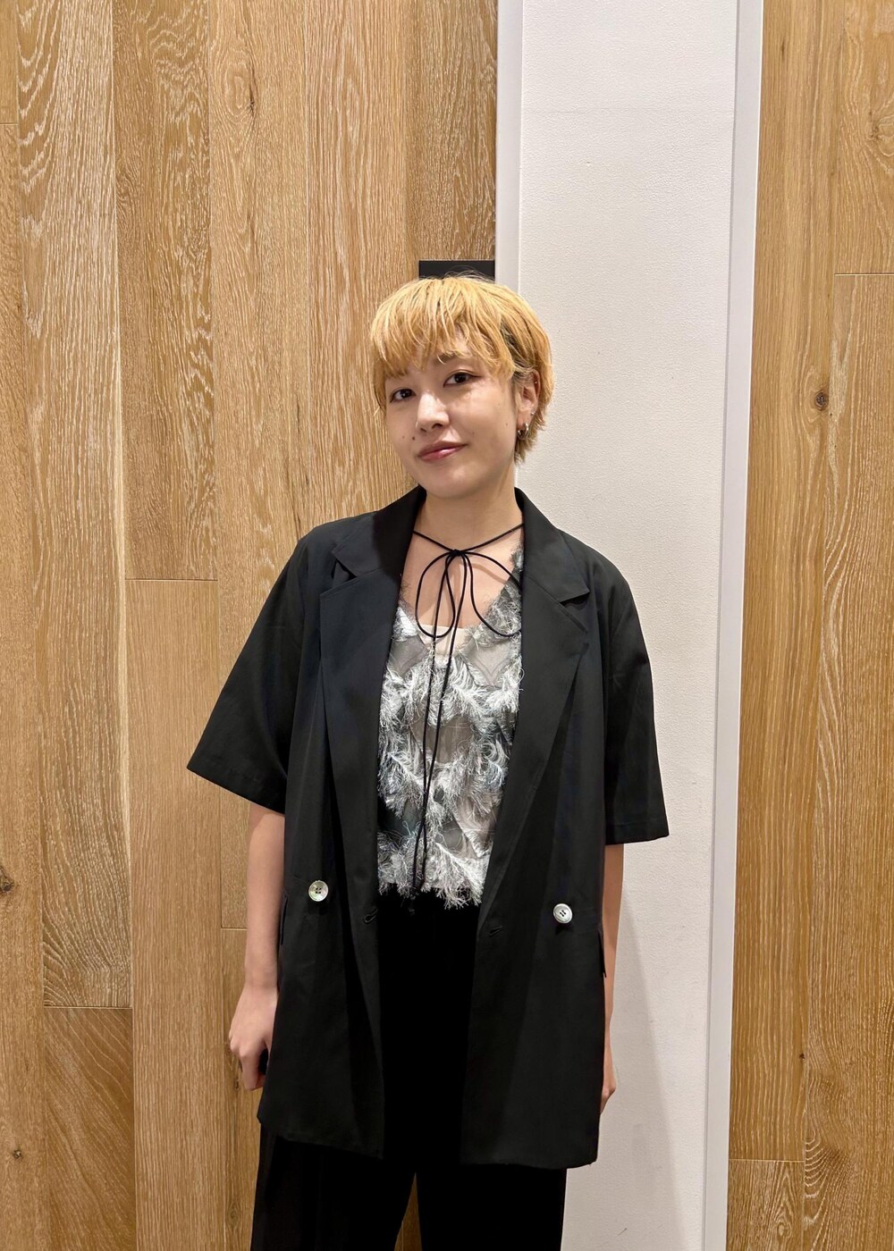 ホワイト系のパンプス、ブラック系のTシャツ/カットソー、ブラック系のその他パンツを着用したレディースの夏コーディネートの7枚目の写真