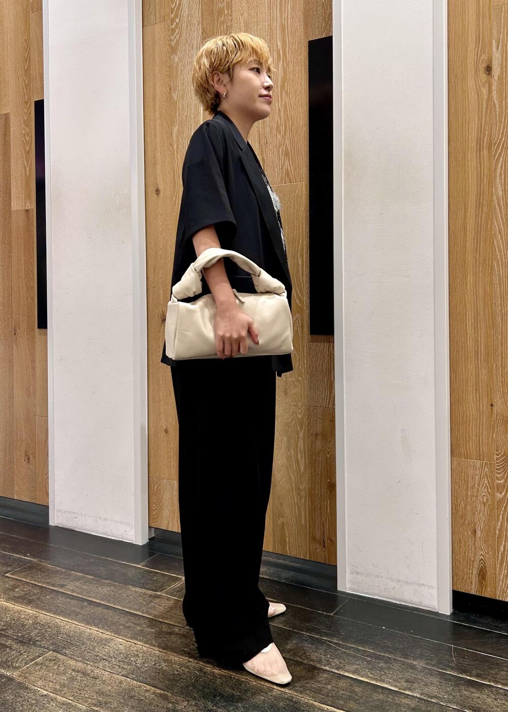 ホワイト系のパンプス、ブラック系のTシャツ/カットソー、ブラック系のその他パンツを着用したレディースの夏コーディネートの6枚目の写真