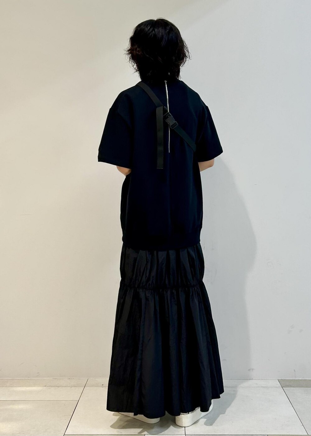 ブラック系のスニーカー、グレー系のボディバッグ/ウエストポーチ、ブラック系のワンピースを着用したレディースの夏コーディネートの3枚目の写真