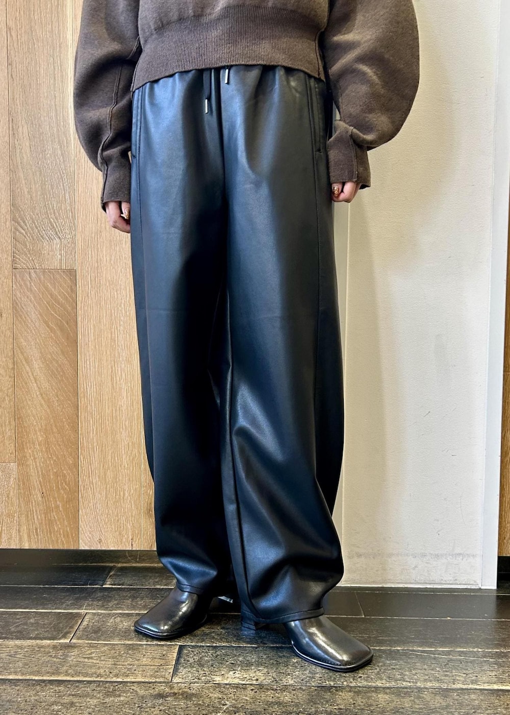 グリーン系のショルダーバッグ、ブラック系のブルゾン、ブラウン系のニット/セーターを着用したレディースの秋コーディネートの9枚目の写真