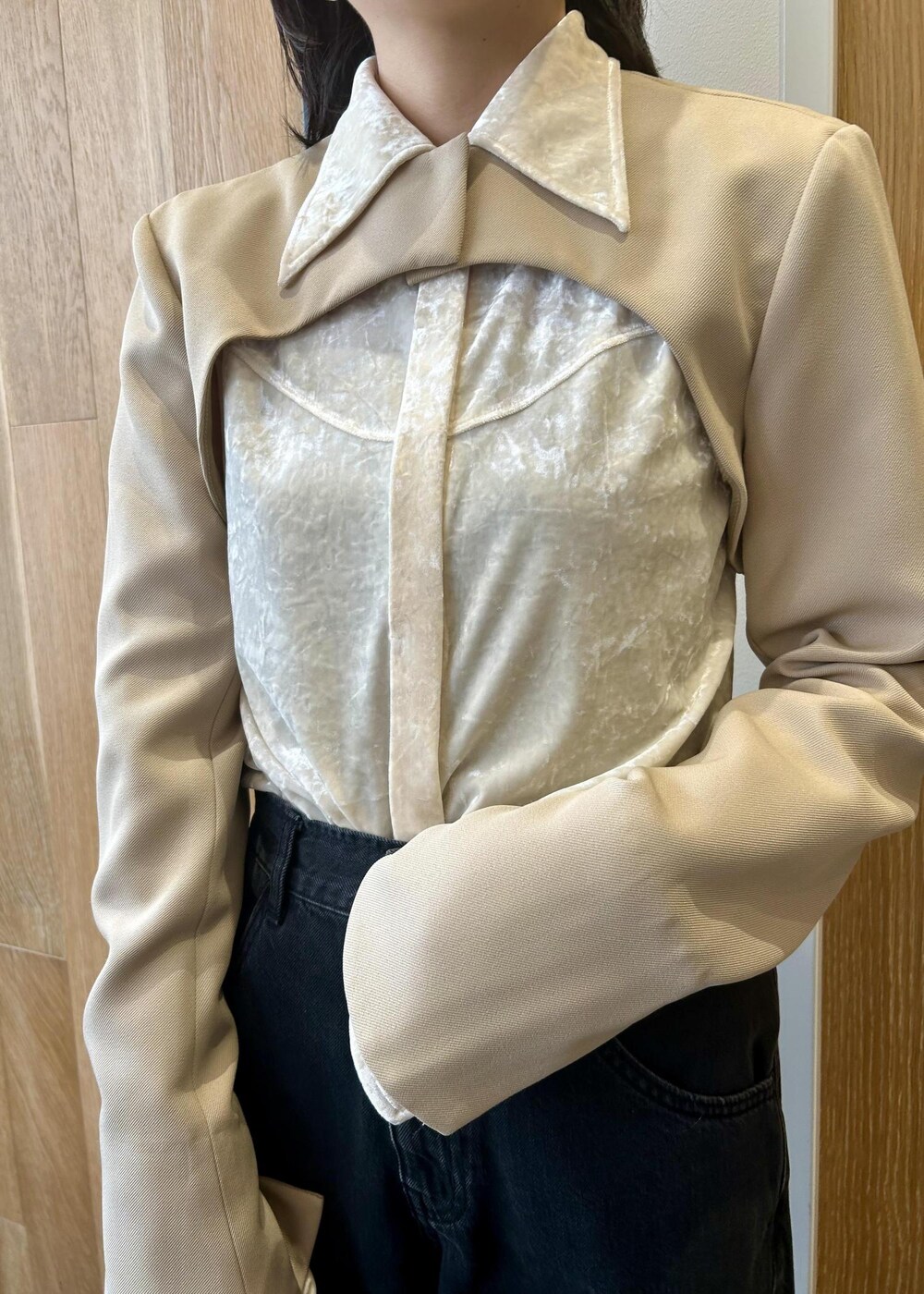 ブラック系のデニムパンツ、ブラウン系のショルダーバッグ、ブラウン系のローファーを着用したレディースの秋コーディネートの6枚目の写真