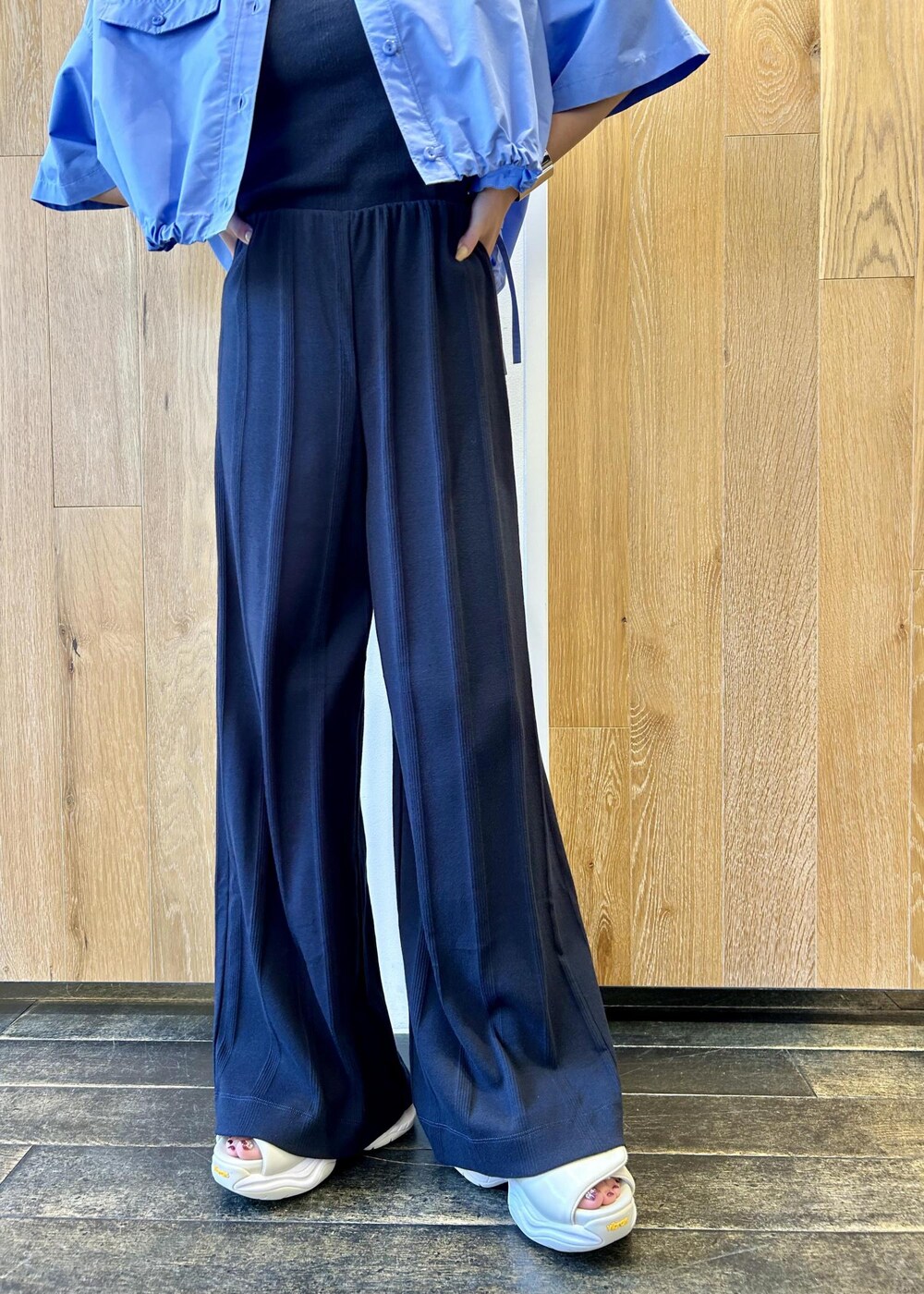 ホワイト系のサンダル、ブルー系のその他パンツ、ブルー系のタンクトップを着用したレディースの夏コーディネートの6枚目の写真