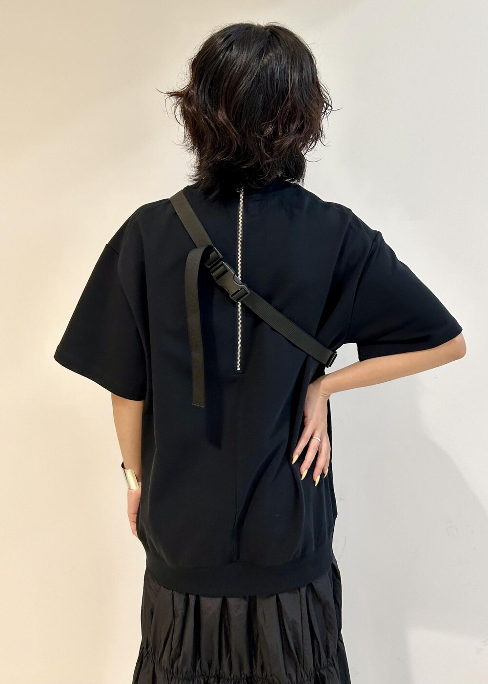 ブラック系のスニーカー、グレー系のボディバッグ/ウエストポーチ、ブラック系のワンピースを着用したレディースの夏コーディネートの6枚目の写真