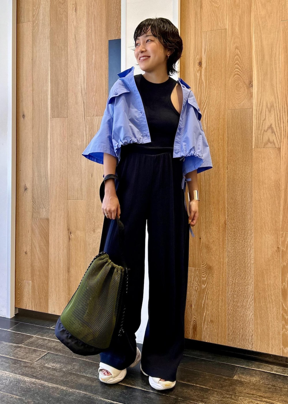 ホワイト系のサンダル、ブルー系のその他パンツ、ブルー系のタンクトップを着用したレディースの夏コーディネートの2枚目の写真