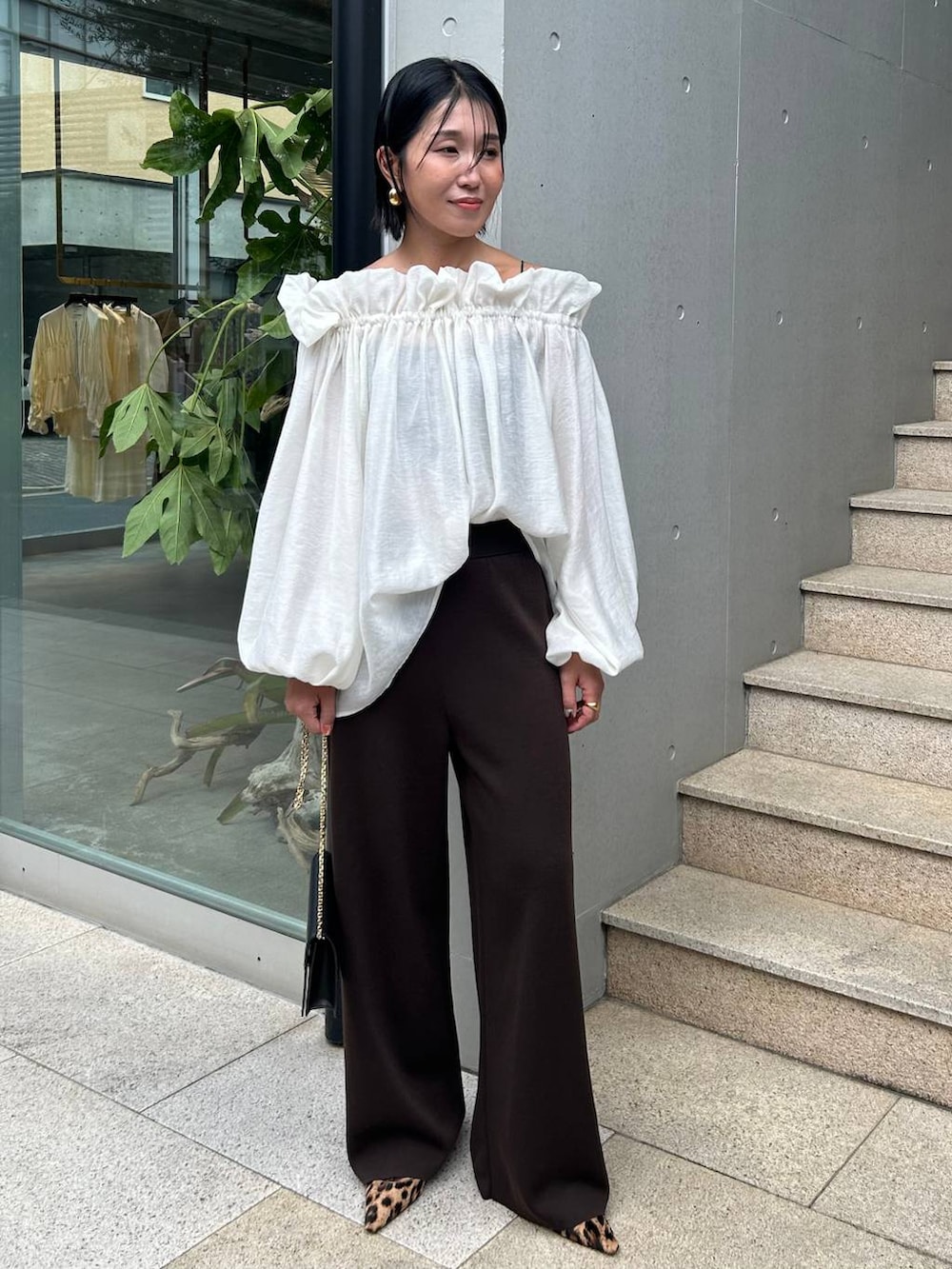 ブラウン系のその他パンツを着用したレディースの秋コーディネートの2枚目の写真