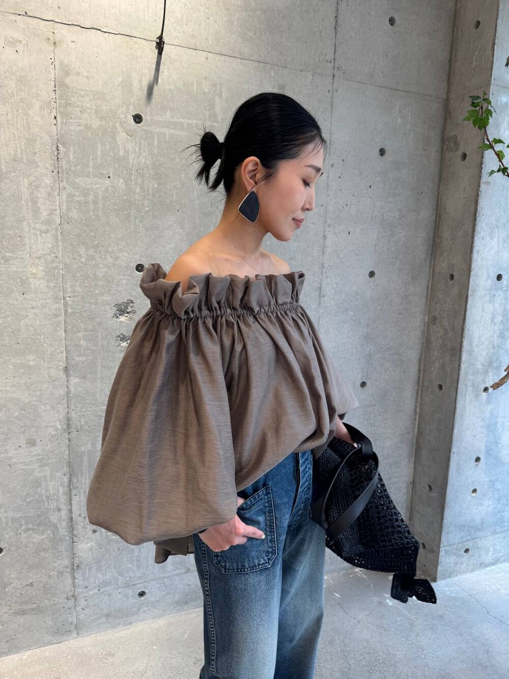 ブラウン系のシャツ/ブラウス、ブルー系のデニムパンツを着用したレディースの春コーディネートの4枚目の写真