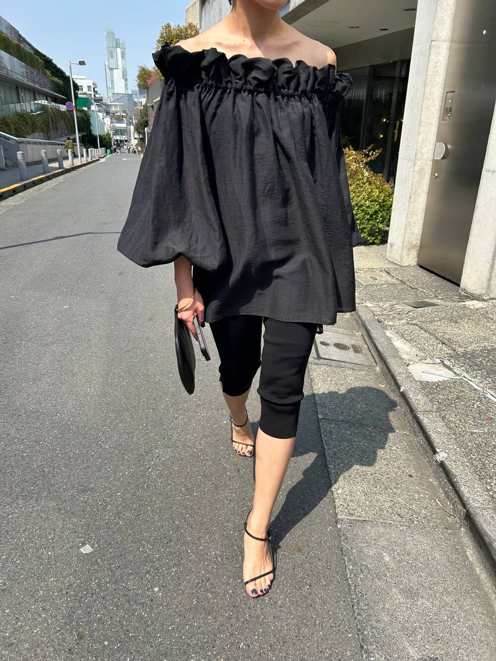 ブラック系のシャツ/ブラウスを着用したレディースの春コーディネートの4枚目の写真