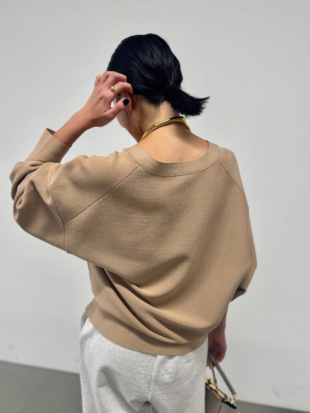 グレー系のスウェットパンツ、ブラウン系のカーディガン/ボレロを着用したレディースの冬コーディネートの4枚目の写真