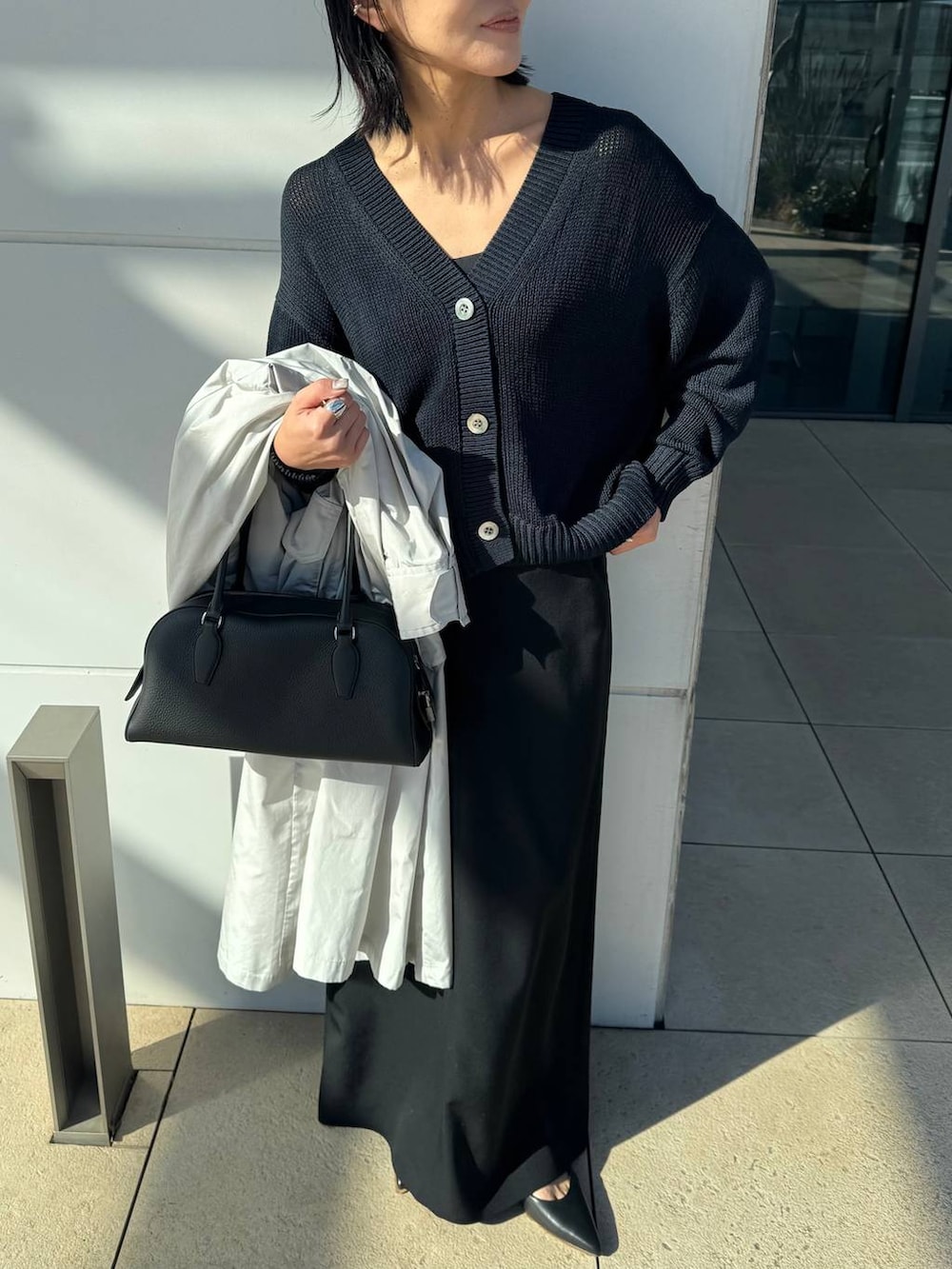 グレー系のナイロンジャケット、ブルー系のカーディガン/ボレロを着用したレディースの冬コーディネートの8枚目の写真