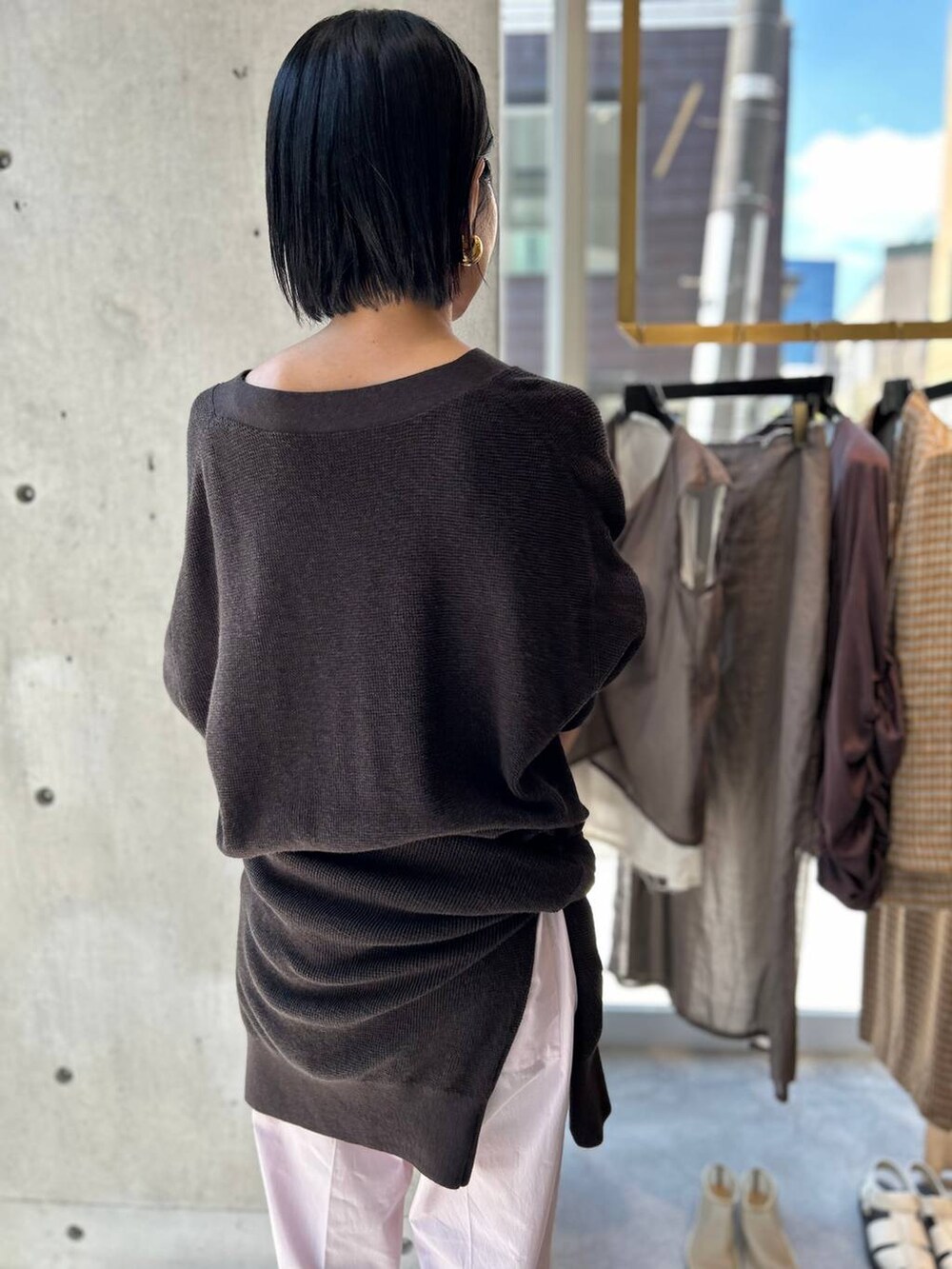 ピンク系のその他パンツ、ブラウン系のニット/セーター、ブラウン系のカーディガン/ボレロを着用したレディースの夏コーディネートの8枚目の写真