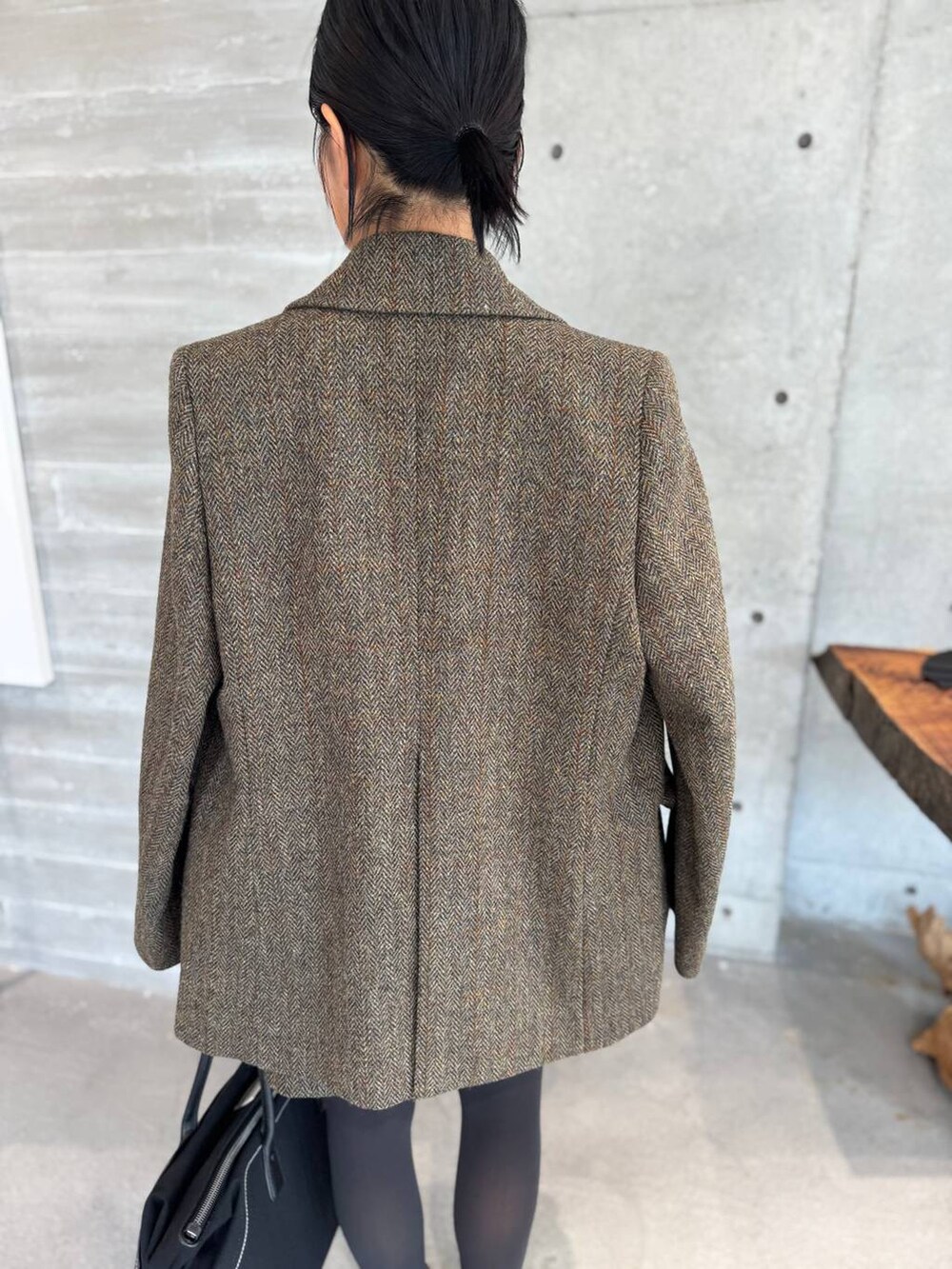 ブルー系のニット/セーター、ブルー系のニット/セーター、ブラウン系のテーラードジャケットを着用したレディースの秋コーディネートの7枚目の写真