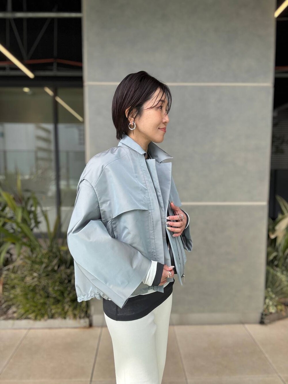 「モード、ヘルシー、カジュアル」｜「ChaosのChaos(カオス)/シルクコンストレートパンツ（その他パンツ、ホワイト系）」を使った、hirocoさん（レディース・162cm）の冬コーディネートの6枚目の写真