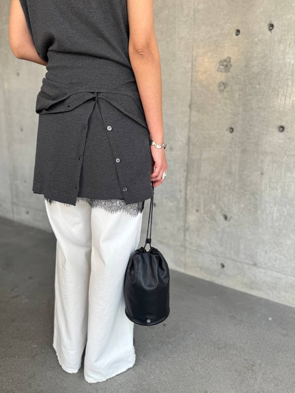 ホワイト系のデニムパンツを着用したレディースの冬コーディネートの6枚目の写真