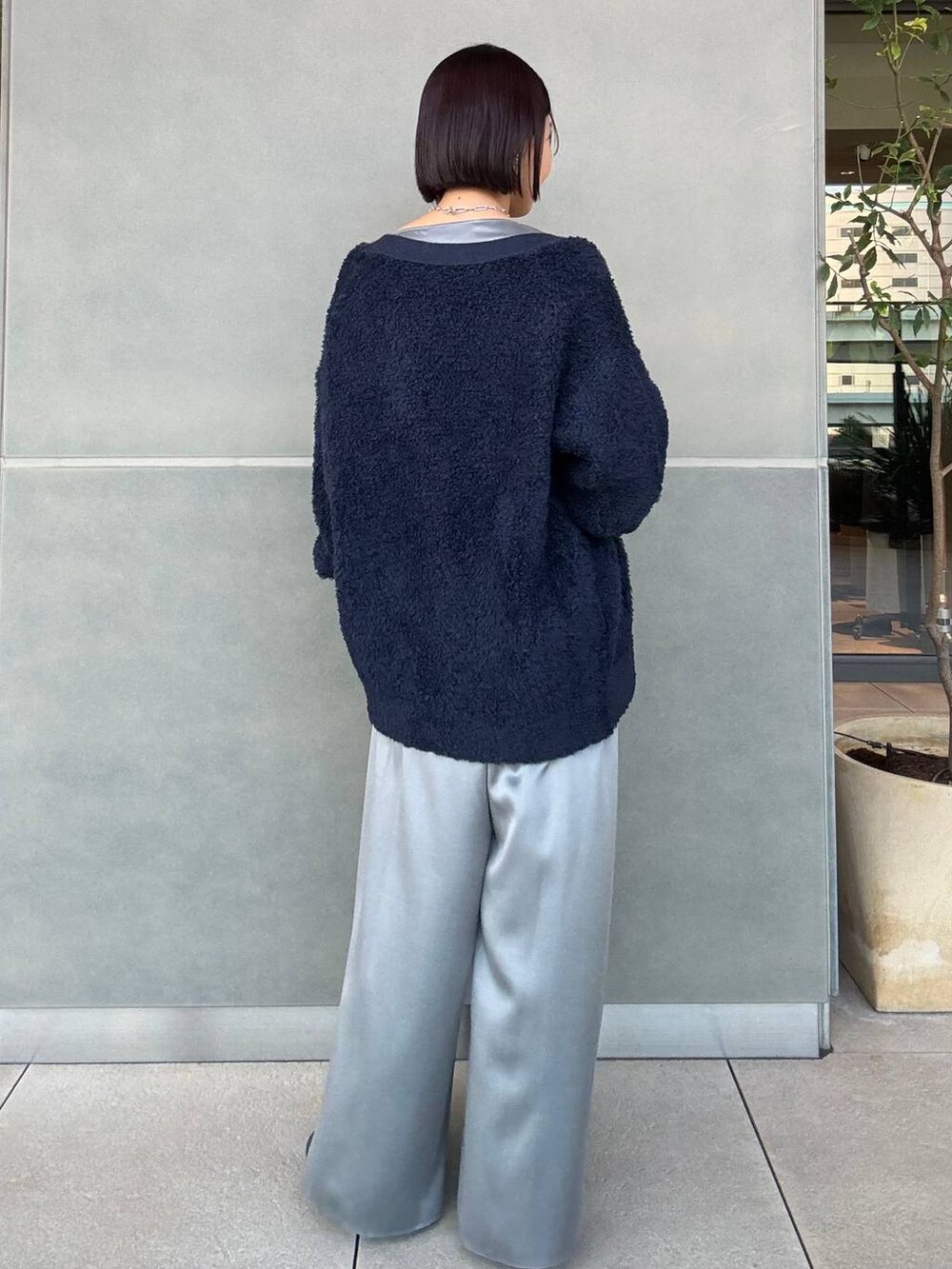 グレー系のその他パンツ、ブルー系のカーディガン/ボレロ、グレー系のノーカラーコートを着用したレディースの冬コーディネートの5枚目の写真