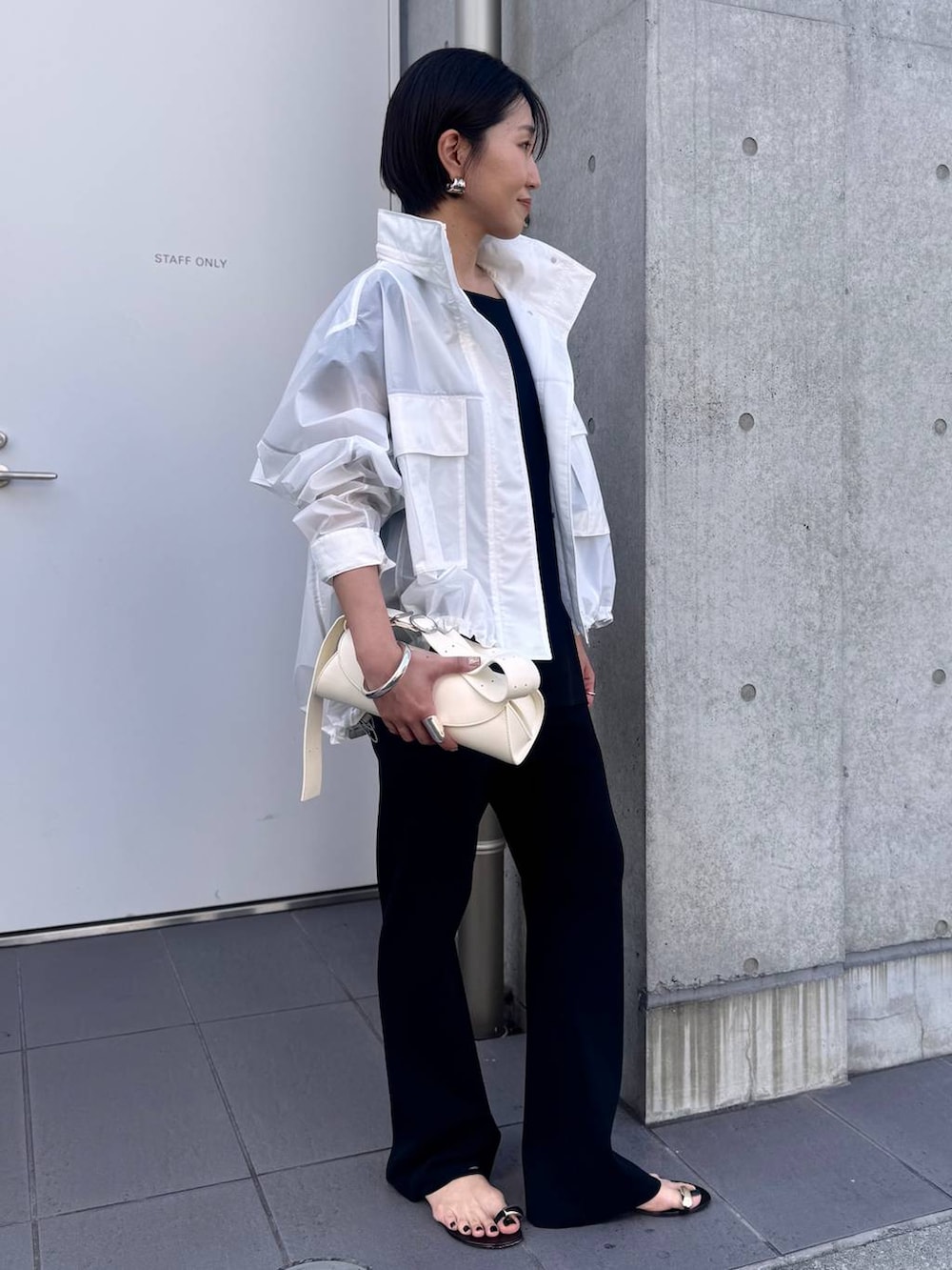 ホワイト系のブルゾン、ブラック系のその他パンツ、ブラック系のシャツ/ブラウスを着用したレディースの夏コーディネートの2枚目の写真