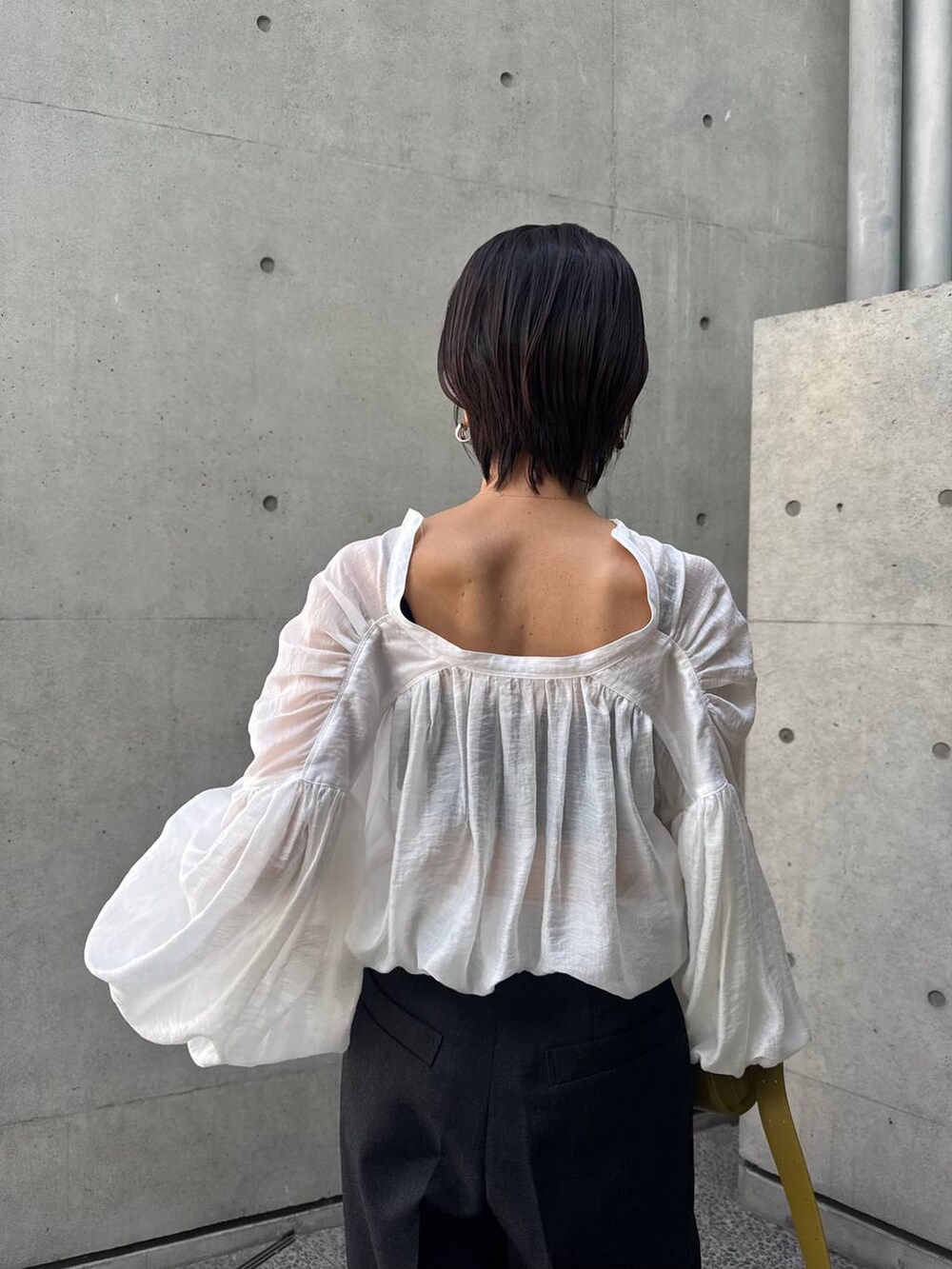 「モード、ヘルシー、カジュアル」｜「ChaosのChaos(カオス)/ダスティーオロゴンパンツ（スラックス、グレー系）」を使った、hirocoさん（レディース・162cm）の春コーディネートの5枚目の写真