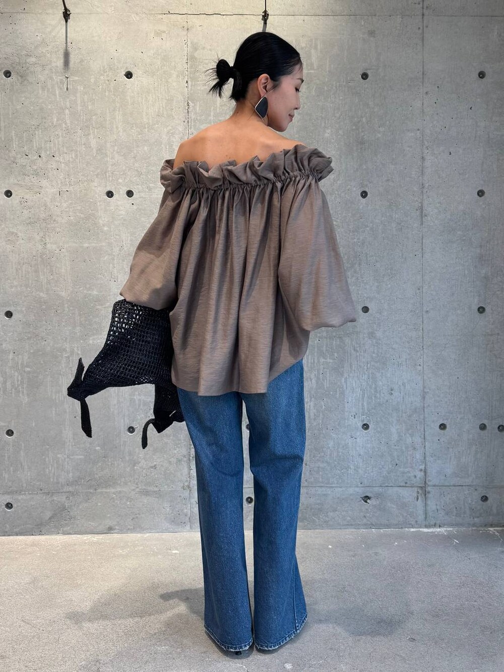 ブラウン系のシャツ/ブラウス、ブルー系のデニムパンツを着用したレディースの春コーディネートの3枚目の写真