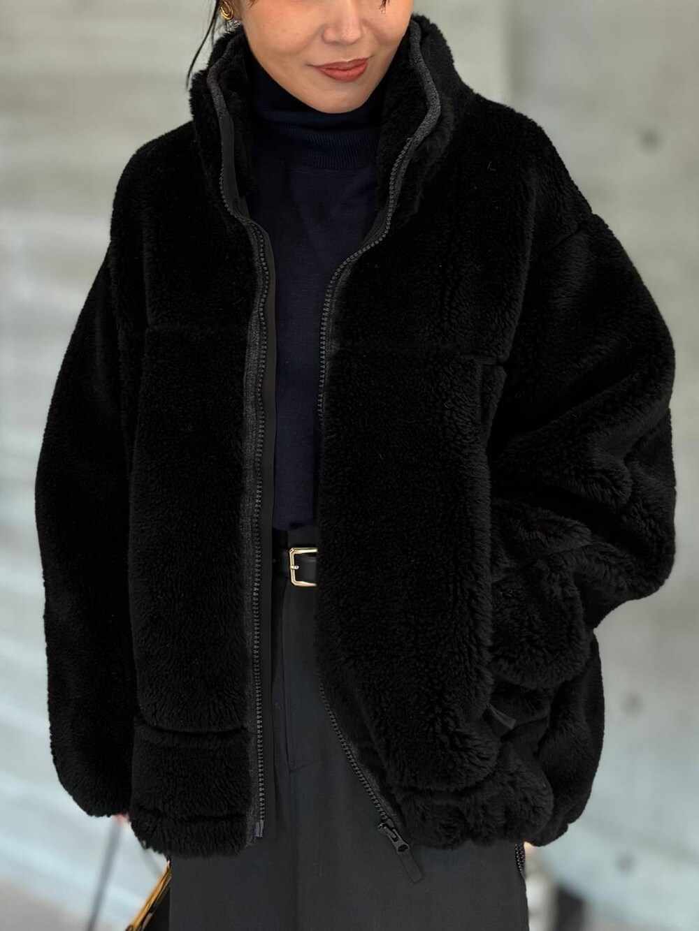 ブルー系のニット/セーター、ブラック系のベルトを着用したレディースの秋コーディネートの7枚目の写真