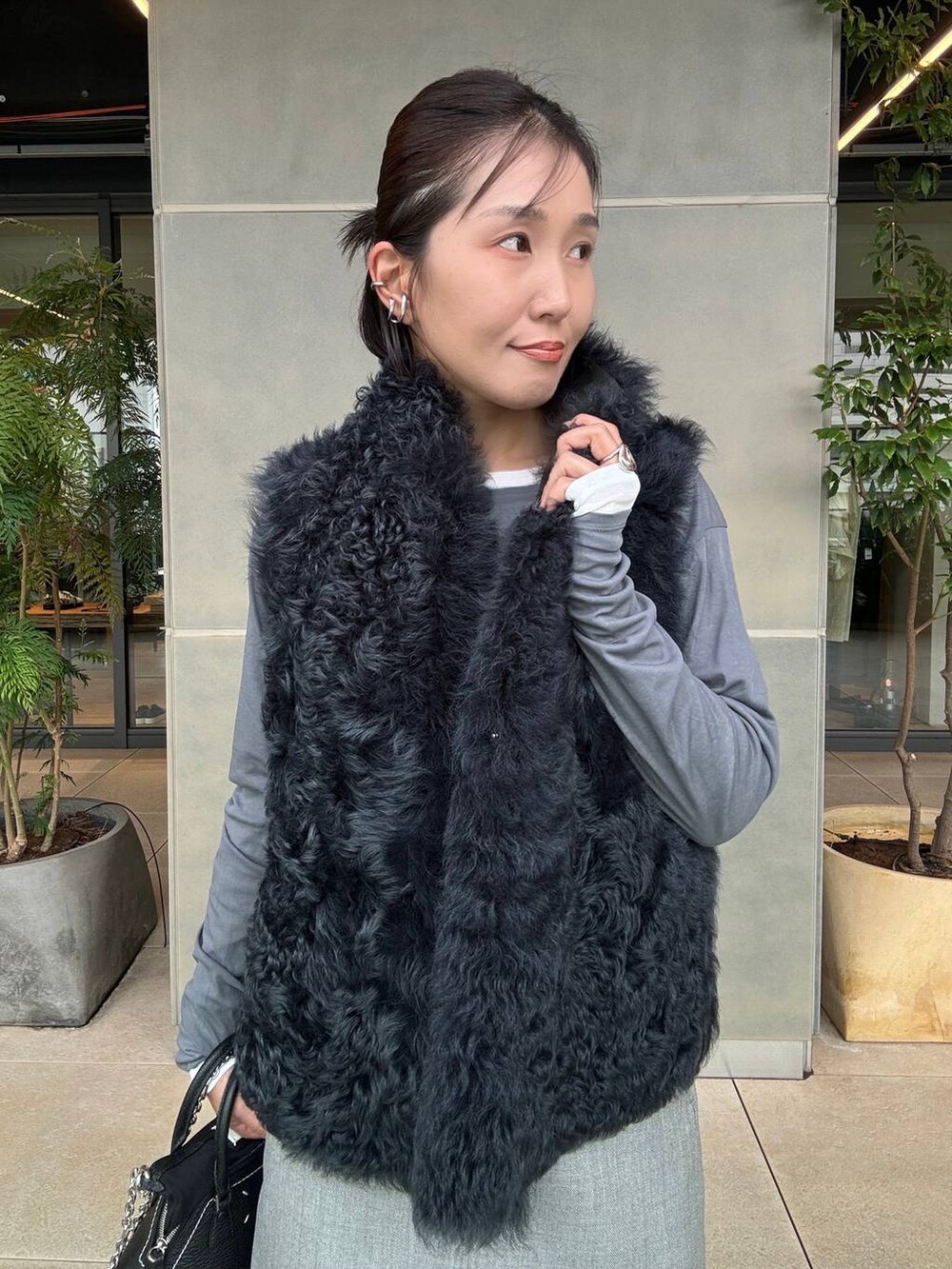 グレー系のスカート、グレー系のTシャツ/カットソーを着用したレディースの秋コーディネートの5枚目の写真