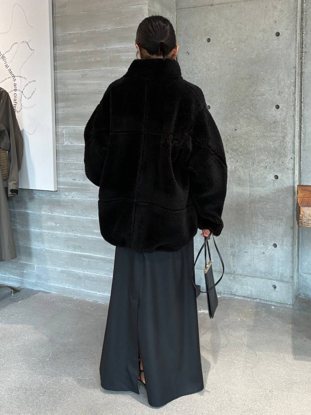 ブルー系のニット/セーター、ブラック系のベルトを着用したレディースの秋コーディネートの3枚目の写真