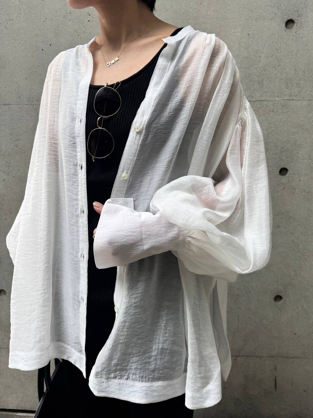 ブラック系のタンクトップ、ホワイト系のシャツ/ブラウス、ブラック系のその他パンツを着用したレディースの春コーディネートの7枚目の写真