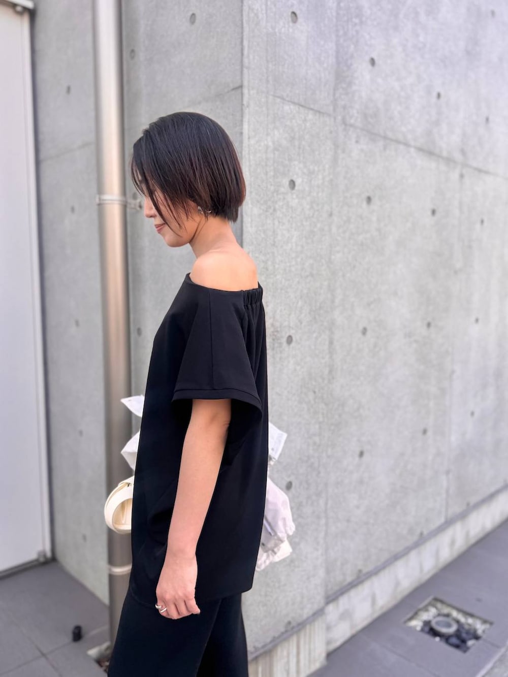 ホワイト系のブルゾン、ブラック系のその他パンツ、ブラック系のシャツ/ブラウスを着用したレディースの夏コーディネートの7枚目の写真