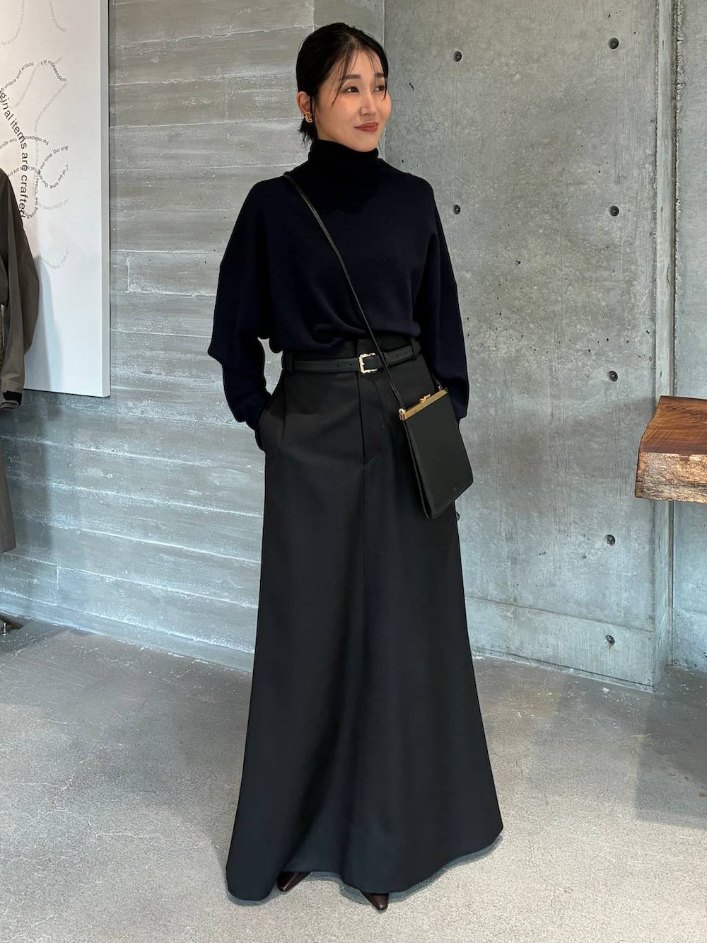 ブルー系のニット/セーター、ブラック系のベルトを着用したレディースの秋コーディネートの4枚目の写真