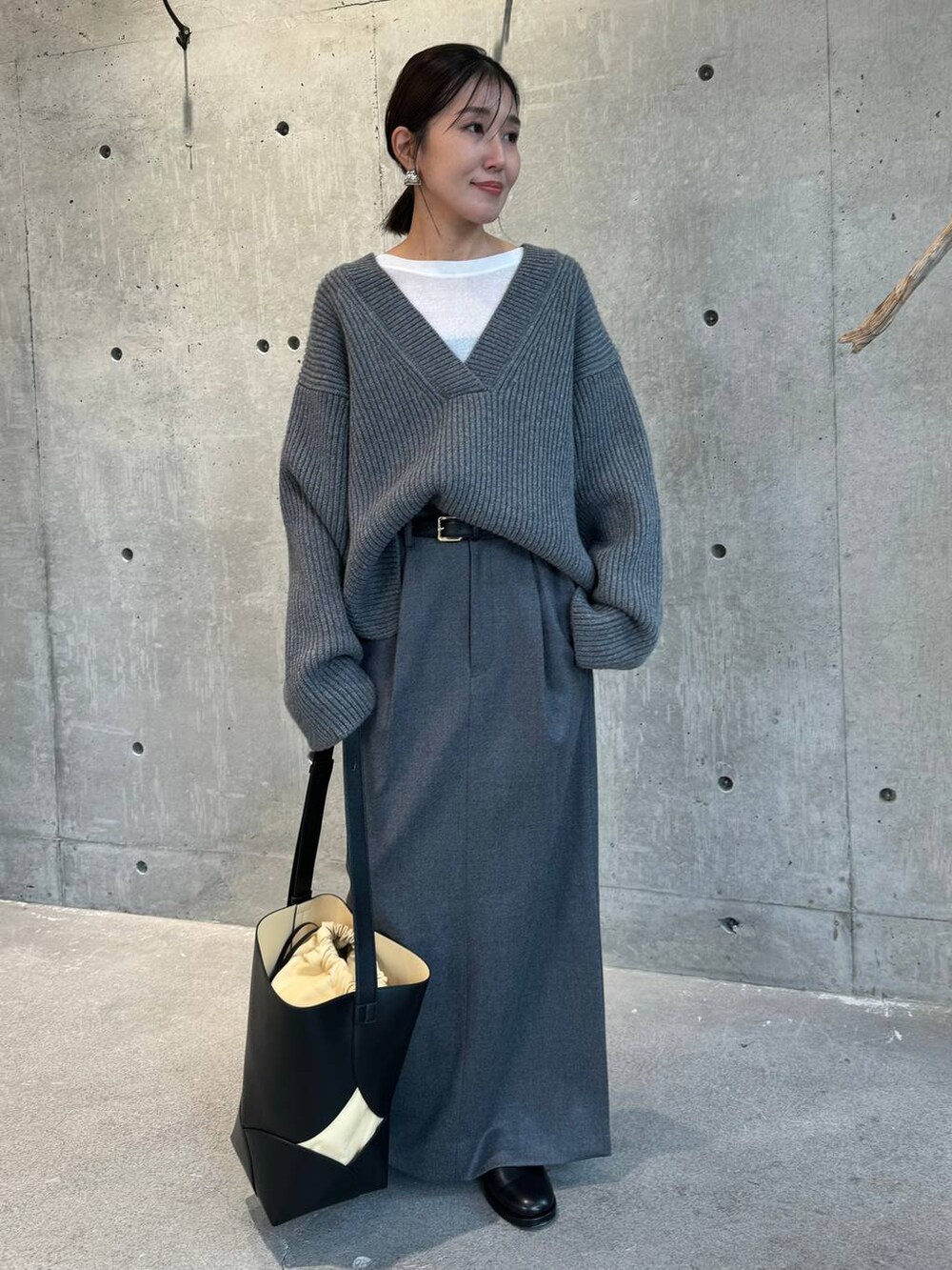 ホワイト系のTシャツ/カットソー、ブラック系のブーツ、ブラック系のその他アウターを着用したレディースの秋コーディネートの2枚目の写真