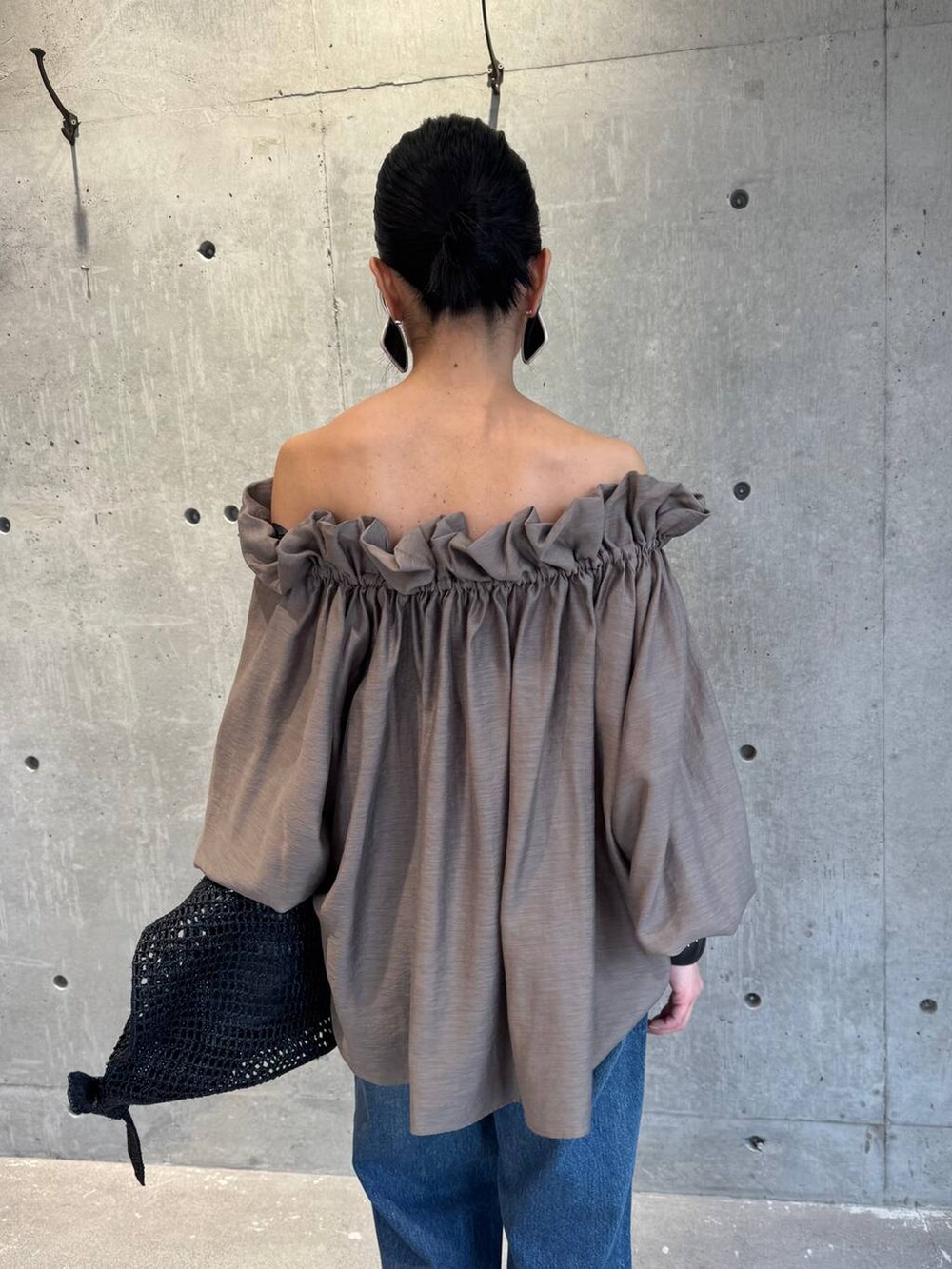 ブラウン系のシャツ/ブラウス、ブルー系のデニムパンツを着用したレディースの春コーディネートの5枚目の写真