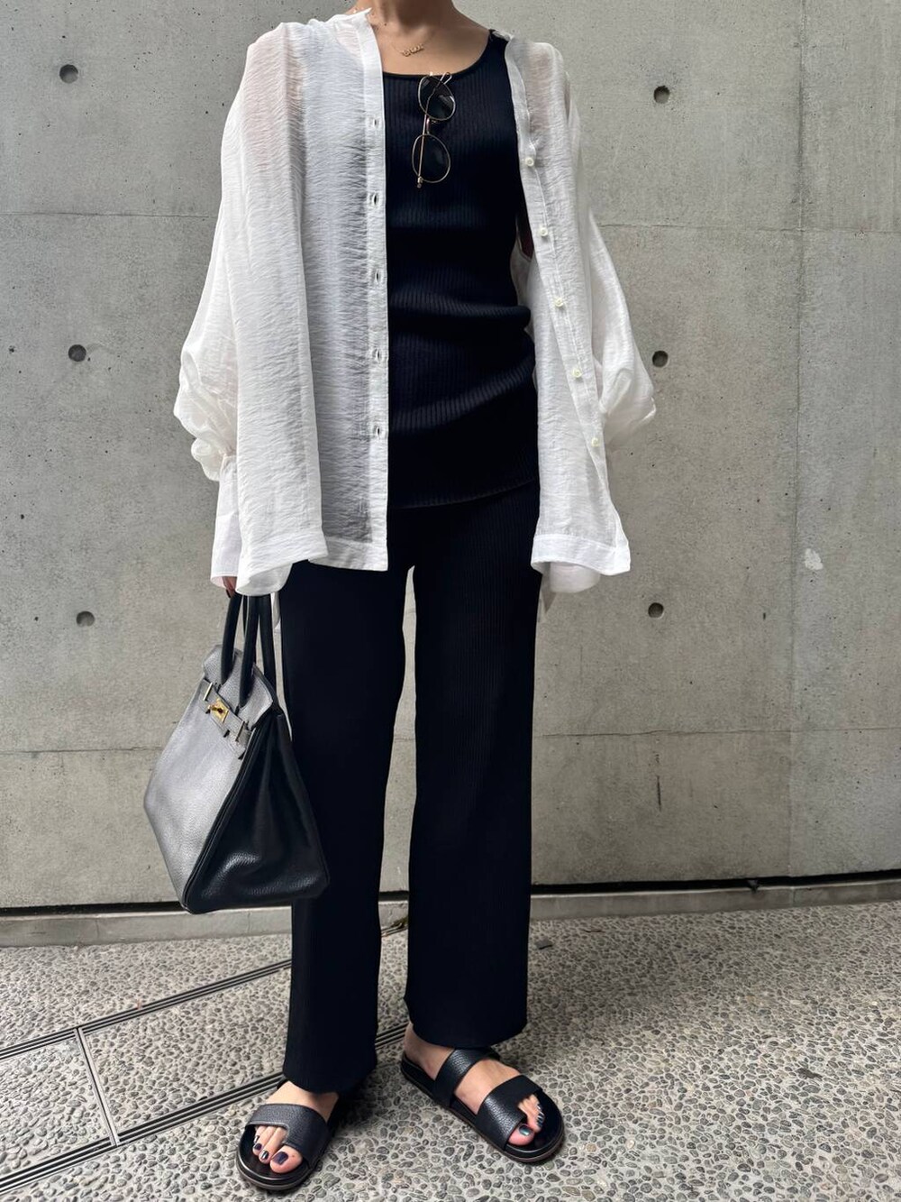 ブラック系のタンクトップ、ホワイト系のシャツ/ブラウス、ブラック系のその他パンツを着用したレディースの春コーディネートの9枚目の写真