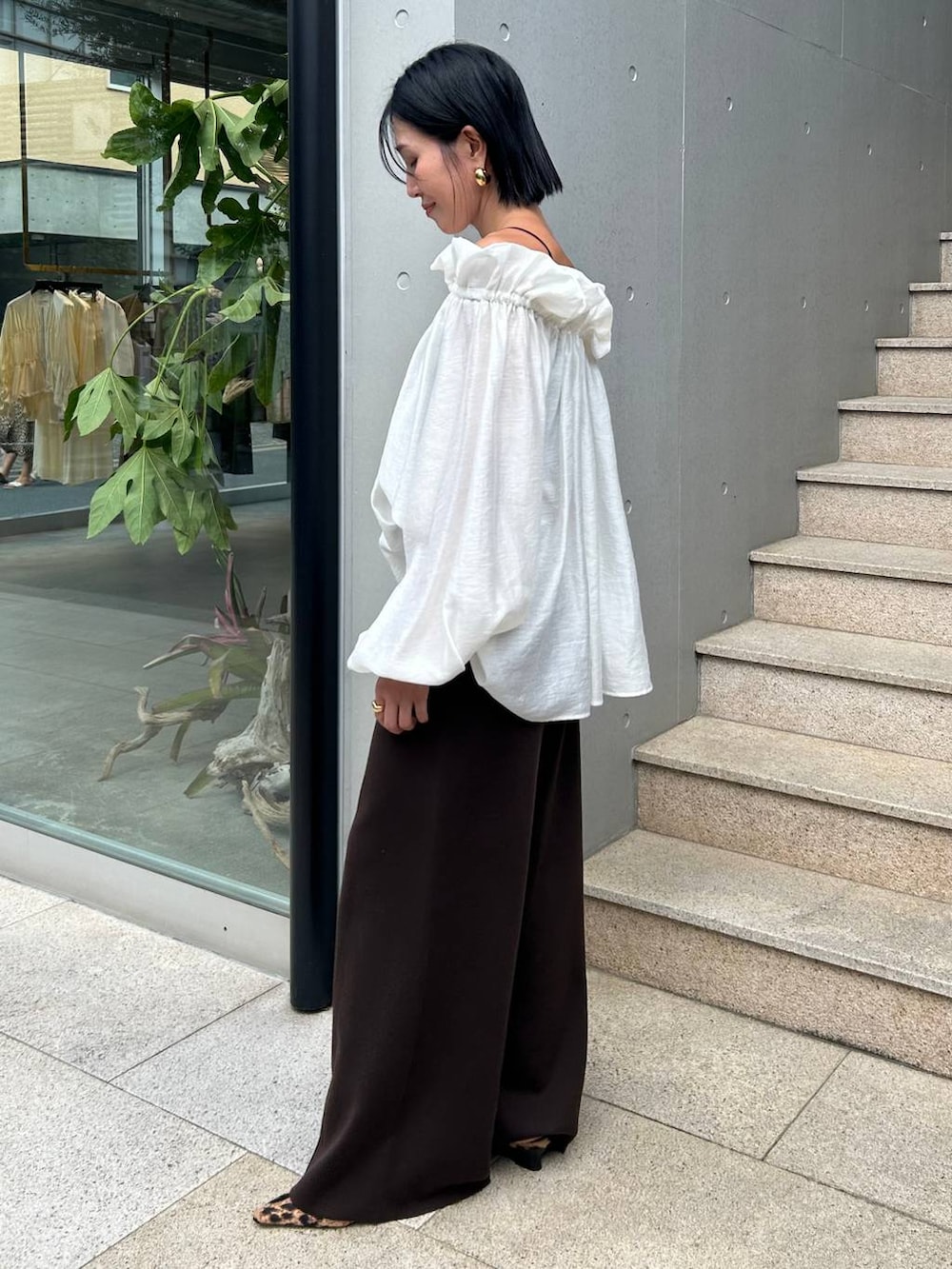 ブラウン系のその他パンツを着用したレディースの秋コーディネートの3枚目の写真