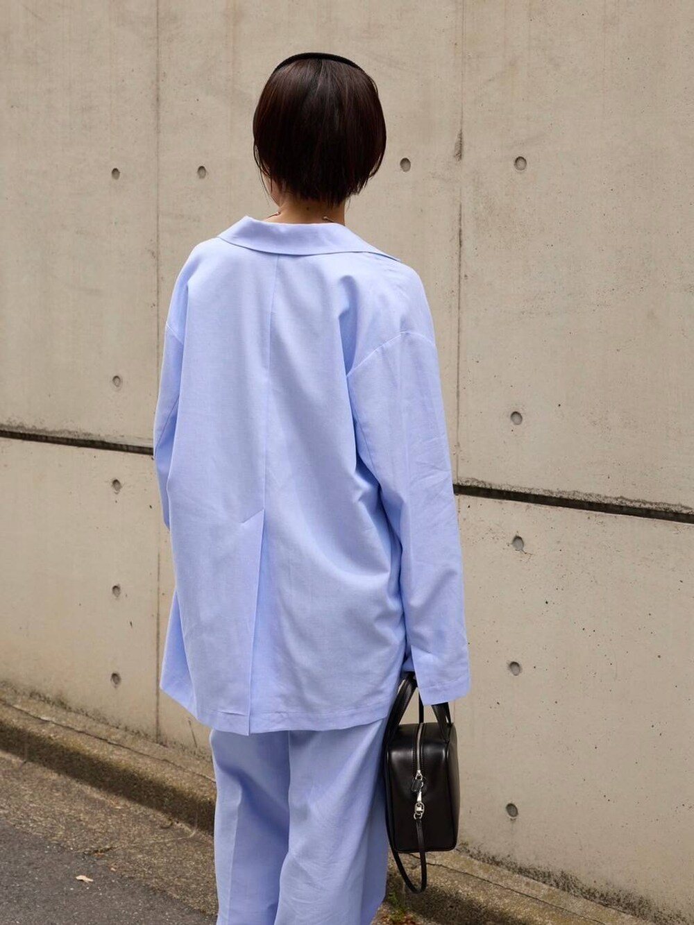 ブラック系のシャツ/ブラウス、ブルー系のその他パンツ、ブルー系のテーラードジャケットを着用したレディースの夏コーディネートの3枚目の写真
