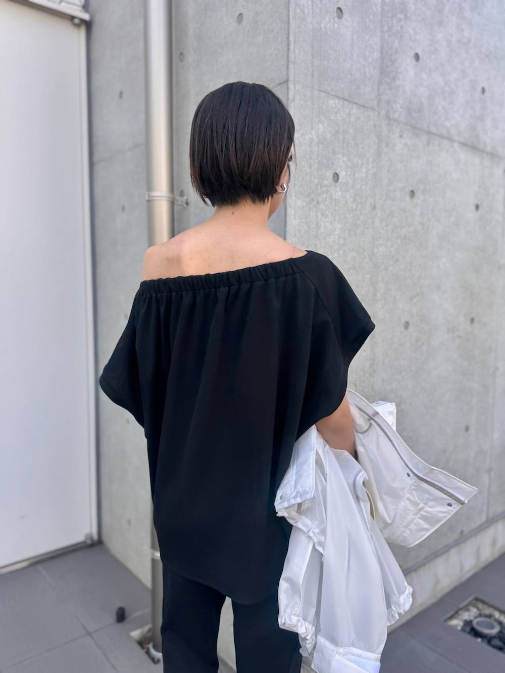 ホワイト系のブルゾン、ブラック系のその他パンツ、ブラック系のシャツ/ブラウスを着用したレディースの夏コーディネートの8枚目の写真