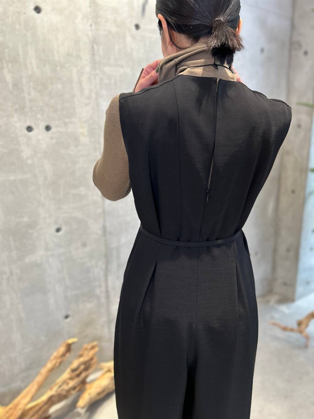 ベージュ系のニット/セーター、ブラック系のつなぎ/オールインワンを着用したレディースの冬コーディネートの9枚目の写真