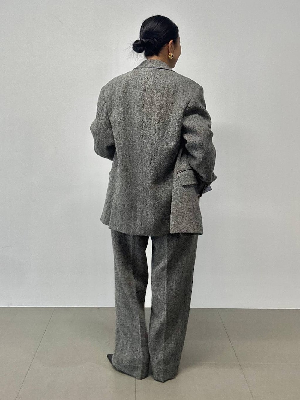 グレー系のその他パンツ、グレー系のテーラードジャケット、グレー系のマフラーを着用したレディースの秋コーディネートの3枚目の写真