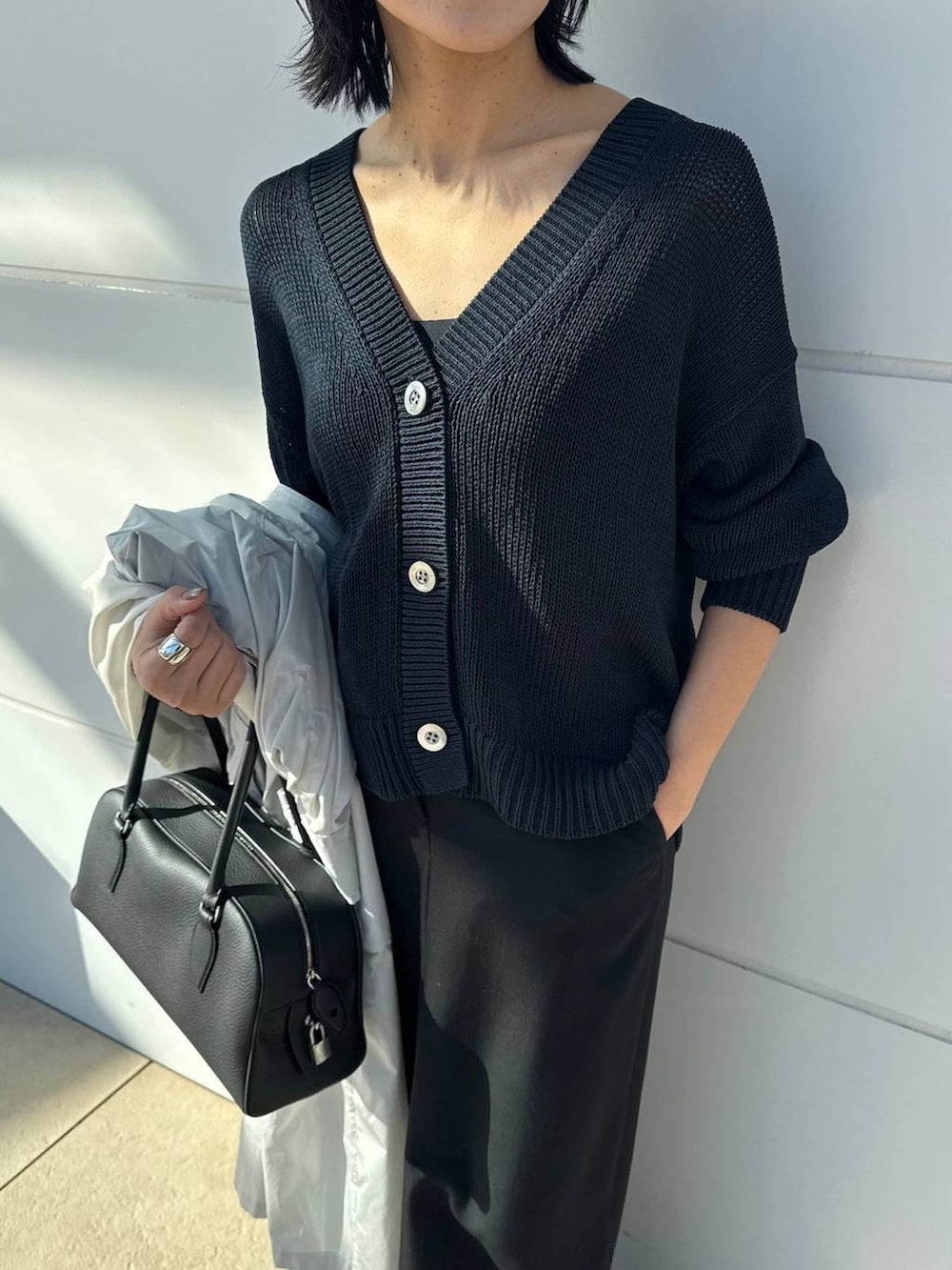 グレー系のナイロンジャケット、ブルー系のカーディガン/ボレロを着用したレディースの冬コーディネートの4枚目の写真