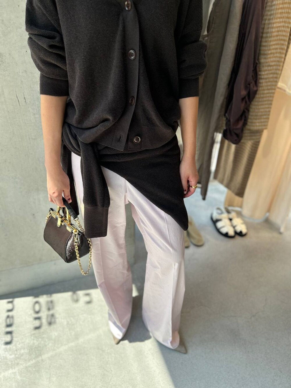 ピンク系のその他パンツ、ブラウン系のニット/セーター、ブラウン系のカーディガン/ボレロを着用したレディースの夏コーディネートの9枚目の写真