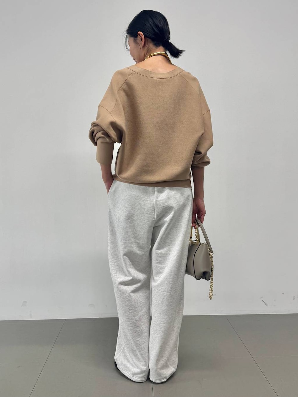 グレー系のスウェットパンツ、ブラウン系のカーディガン/ボレロを着用したレディースの冬コーディネートの2枚目の写真