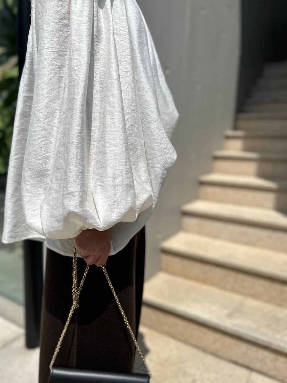 ブラウン系のその他パンツを着用したレディースの秋コーディネートの8枚目の写真