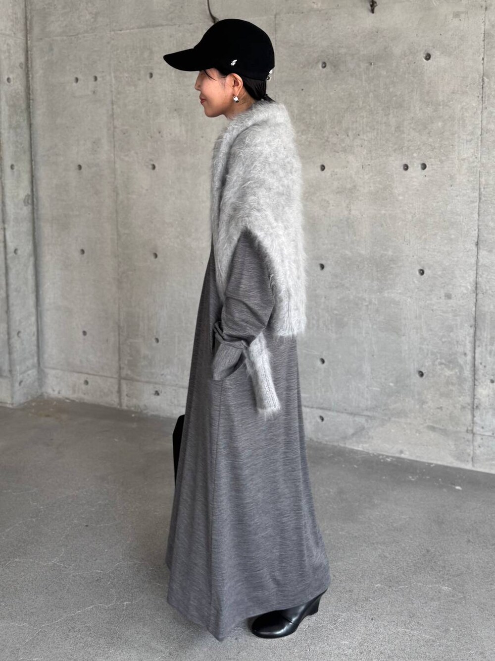 グレー系のワンピース、グレー系のニット/セーターを着用したレディースの秋コーディネートの4枚目の写真