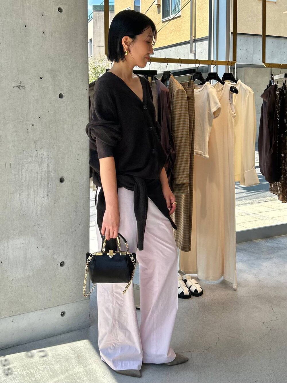 ピンク系のその他パンツ、ブラウン系のニット/セーター、ブラウン系のカーディガン/ボレロを着用したレディースの夏コーディネートの3枚目の写真