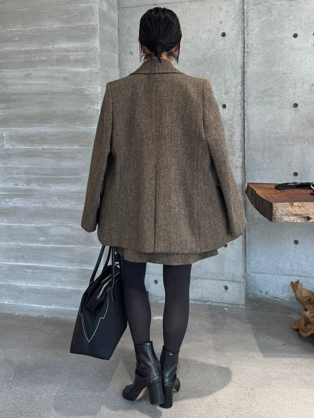 ブルー系のニット/セーター、ブルー系のニット/セーター、ブラウン系のテーラードジャケットを着用したレディースの秋コーディネートの4枚目の写真