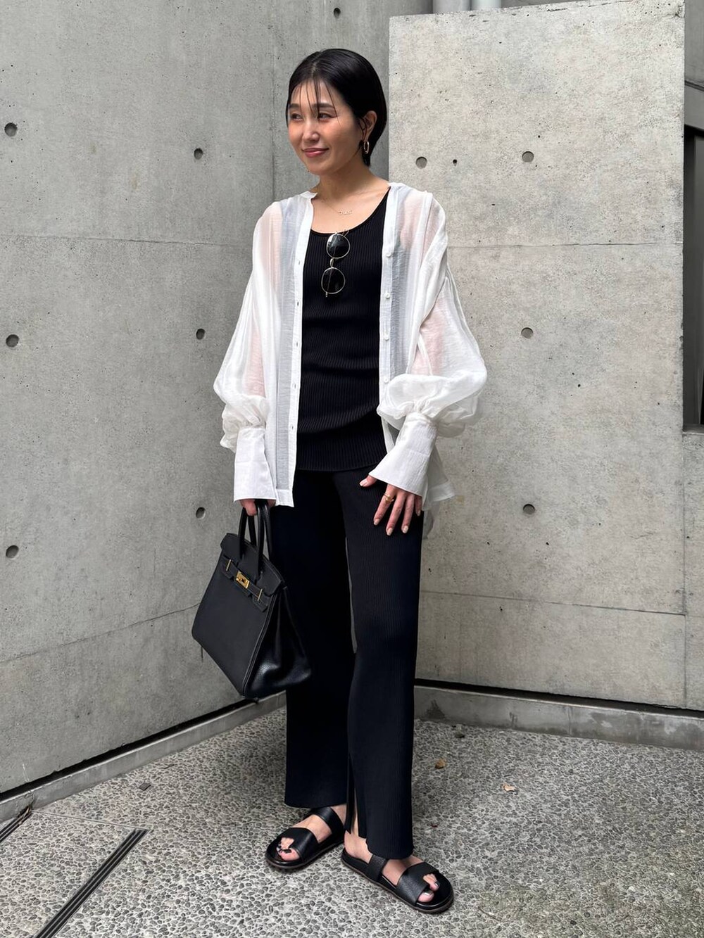 ブラック系のタンクトップ、ホワイト系のシャツ/ブラウス、ブラック系のその他パンツを着用したレディースの春コーディネートの2枚目の写真