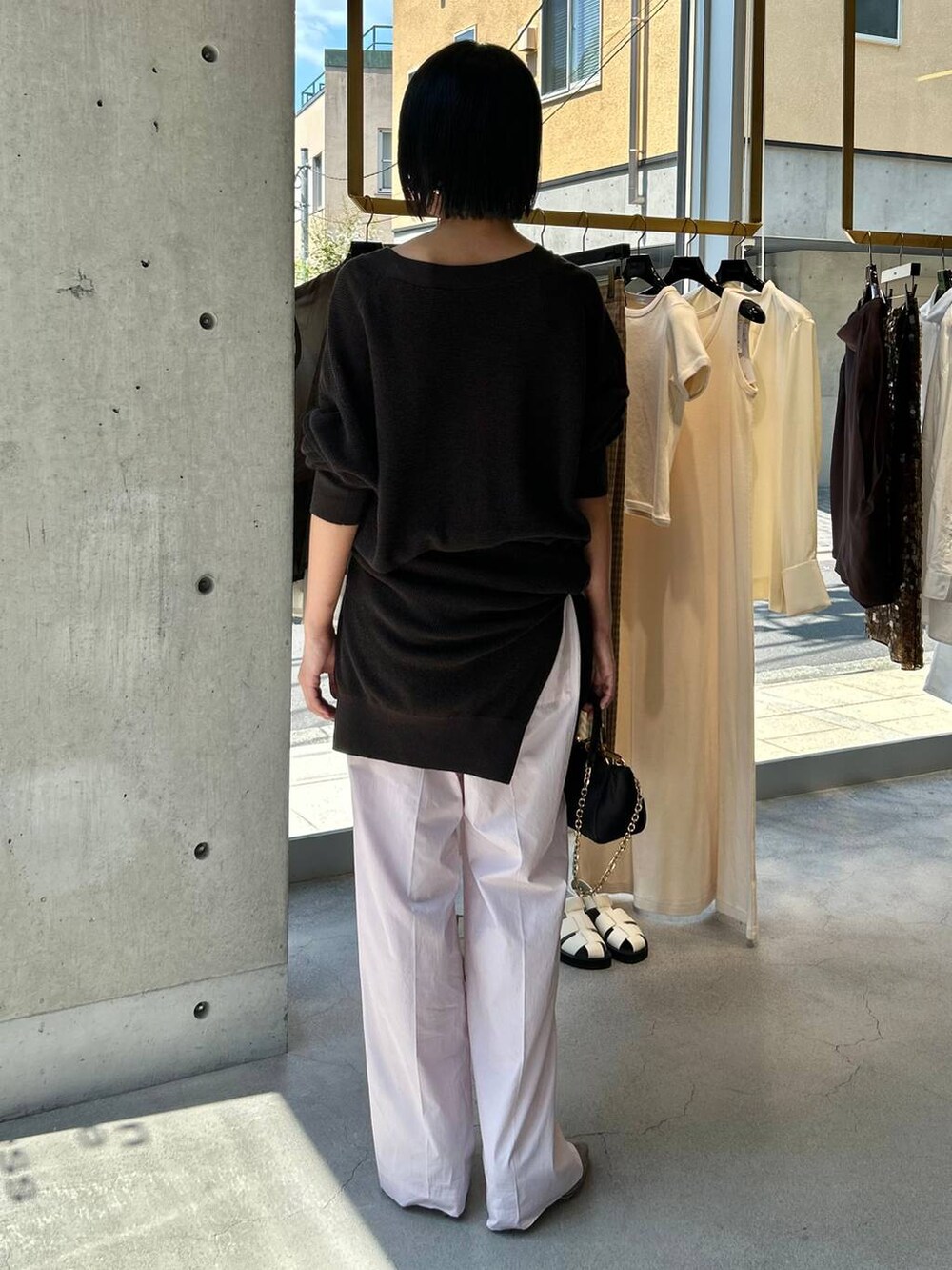 ピンク系のその他パンツ、ブラウン系のニット/セーター、ブラウン系のカーディガン/ボレロを着用したレディースの夏コーディネートの4枚目の写真